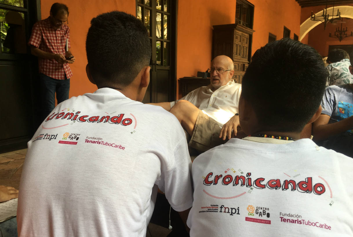 Niños y jóvenes de Cronicando en entrevista con Daniel Samper Pizano. Foto: Cronicando - FNPI