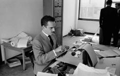 Gabriel García Márquez en las oficinas de Prensa Latina