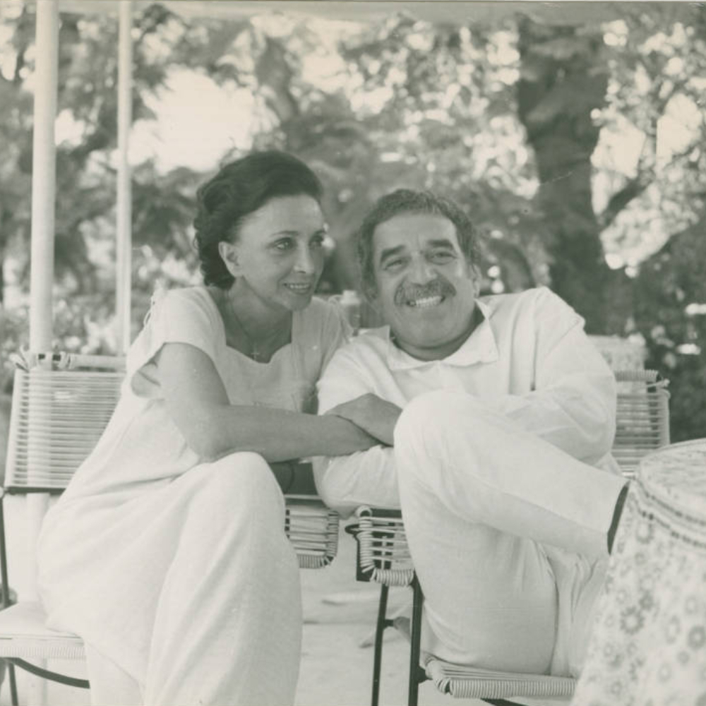 Está dedicada a una pareja de esposos que auxiliaron al novelista